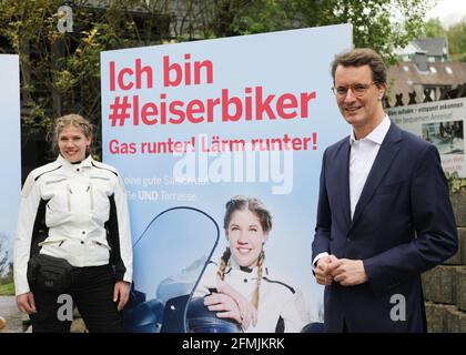 Solingen, Allemagne. 10 mai 2021. Hendrik Wüst (CDU), ministre des Transports de la Rhénanie-du-Nord-Westphalie, se dresse devant une affiche avec la policewoman Janina, protagoniste de la campagne publicitaire « Je suis #leiserbiker ». Sous le slogan 'I am #leiserbiker. Runter!Lärm runter!' Une initiative contre le bruit de la moto est lancée en NRW. Il y a des plans pour 150 grandes affiches dans toute la Rhénanie-du-Nord-Westphalie. Credit: Oliver Berg/dpa/Alay Live News Banque D'Images