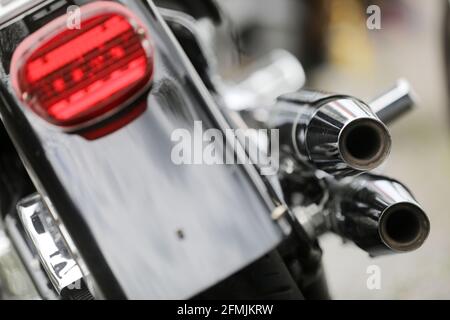 Solingen, Allemagne. 10 mai 2021. Une moto équipée de deux supports d'échappement au bord de la route. Sous le slogan 'I am #leiserbiker. Runter!Lärm runter!' Une initiative contre le bruit de la moto est lancée en NRW. Il y a des plans pour 150 affiches à grande échelle dans toute la Rhénanie-du-Nord-Westphalie. Credit: Oliver Berg/dpa/Alay Live News Banque D'Images