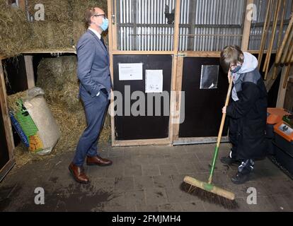 Ministre flamand de l'éducation et de la protection des animaux et des sports Ben Weyts photographiés lors d'une visite du ministre flamand de l'éducation Au secondaire de Wijnpers Banque D'Images