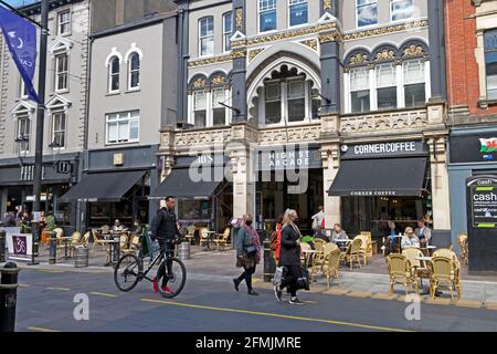 Vue extérieure sur les personnes qui marchent dans la zone piétonne en passant par les restaurants À St Mary Street après l'isolement du centre-ville de Cardiff en mai 2021 KATHY DEWITT Banque D'Images