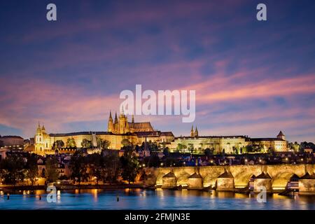 Le château de Prague et le pont Charles la nuit, république tchèque Banque D'Images