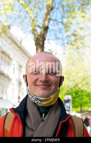 Portrait de Lièvre heureux Krishna spirituel hindou souriant debout sur la rue Queen dans le centre-ville de Cardiff Mai 2021 KATHY DEWITT Banque D'Images