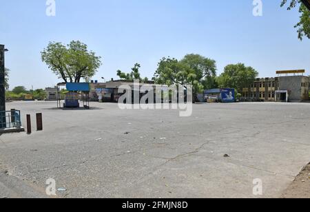 Beawar, Rajasthan, Inde, 10 mai 2021: Le stand d'autobus des voies routières porte un regard déserté pendant le verrouillage d'alerte rouge de COVID du 10 au 24 mai, en raison de l'augmentation des cas de coronavirus dans tout le pays, à Beawar. Pendant cette période, il n'y aura pas de cérémonie de mariage et tous les lieux religieux resteront fermés. Le système Mahatma Gandhi de garantie de l'emploi (MNREGA) fonctionne également dans les zones rurales et restera suspendu pendant cette période. Sauf véhicules d'urgence, aucun autre véhicule, à la fois privé et public, ne sera autorisé. Crédit : Sumit Saraswat/Alay Live News Banque D'Images