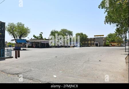 Beawar, Rajasthan, Inde, 10 mai 2021: Le stand d'autobus des voies routières porte un regard déserté pendant le verrouillage d'alerte rouge de COVID du 10 au 24 mai, en raison de l'augmentation des cas de coronavirus dans tout le pays, à Beawar. Pendant cette période, il n'y aura pas de cérémonie de mariage et tous les lieux religieux resteront fermés. Le système Mahatma Gandhi de garantie de l'emploi (MNREGA) fonctionne également dans les zones rurales et restera suspendu pendant cette période. Sauf véhicules d'urgence, aucun autre véhicule, à la fois privé et public, ne sera autorisé. Crédit : Sumit Saraswat/Alay Live News Banque D'Images