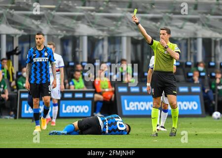 Milan, Italie. 08 mai 2021. L'arbitre Giovanni Ayroldi livre un joueur de Sampdoria après que Lautaro Martinez (10) d'Inter a été fouillé pendant la série UN match entre Inter et Sampdoria à Giuseppe Meazza à Milan. (Crédit photo: Gonzales photo - Tommaso Fimiano). Banque D'Images