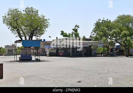 Beawar, Rajasthan, Inde, 10 mai 2021: Le stand d'autobus des voies routières porte un regard déserté pendant le verrouillage d'alerte rouge de COVID du 10 au 24 mai, en raison de l'augmentation des cas de coronavirus dans tout le pays, à Beawar. Pendant cette période, il n'y aura pas de cérémonie de mariage et tous les lieux religieux resteront fermés. Le système Mahatma Gandhi de garantie de l'emploi (MNREGA) fonctionne également dans les zones rurales et restera suspendu pendant cette période. Sauf véhicules d'urgence, aucun autre véhicule, à la fois privé et public, ne sera autorisé. Crédit : Sumit Saraswat/Alay Live News Banque D'Images