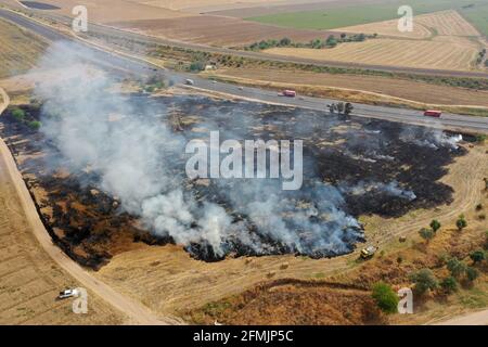 Sderot. 9 mai 2021. Photo prise le 9 mai 2021 montre le feu causé par des ballons incendiaires lancés depuis Gaza près de la ville de Sderot, dans le sud d'Israël. Israël a déclaré dimanche soir qu'il avait complètement fermé la zone de pêche au large de Gaza à la suite de ballons incendiaires envoyés de l'enclave palestinienne dans un contexte de fortes tensions entre Israël et les Palestiniens. Credit: Gil Cohen Magen/Xinhua/Alay Live News Banque D'Images