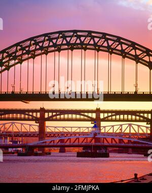 Royaume-Uni, Angleterre, Newcastle, ponts sur la rivière Tyne, coucher de soleil, Banque D'Images