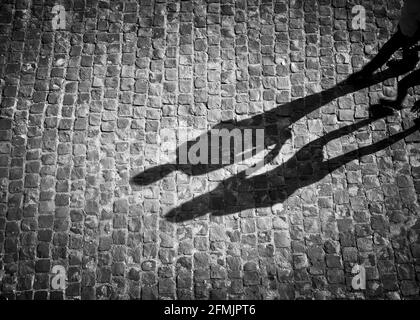 Ombre d'un couple tenant les mains en noir et blanc avec vignette Banque D'Images