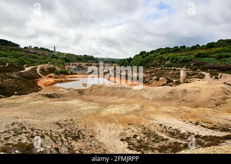 Une mine de cuivre et un bassin de résidus abandonnés à Wheal Maid Valley, St. Day, Cornwall, Royaume-Uni Banque D'Images