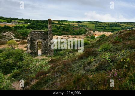 Taylor's Engine House, construit en 1826, avec des lagons à résidus de Wheal Maid en dessous. Reliques de l'industrie minière du cuivre Cornish. Près de St. Day, Cornwall. Banque D'Images