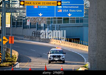 Vancouver. 9 mai 2021. Photo prise le 9 mai 2021 montre une voiture de police et des cônes de circulation sur une route près de l'aéroport international de Vancouver à Richmond, en Colombie-Britannique, au Canada. Selon Canadian Global News, un homme a été tué par balle lors d'une fusillade près du terminal national de départ de l'aéroport international de Vancouver (YVR), dimanche après-midi. Crédit : Andrew Soong/Xinhua/Alay Live News Banque D'Images