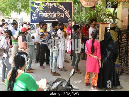 Beawar, Rajasthan, Inde, 10 mai 2021: Les gens font de longues files d'attente pour le test COVID-19 à l'hôpital gouvernemental Amrit Kaur pendant la deuxième vague d'épidémie de coronavirus, à Beawar. Lundi, le ministère de la Santé a signalé 366,161 nouvelles infections et 3,754 décès. Le nombre d’infections en Inde s’élève aujourd’hui à 22.66 millions, dont 246,116 000 morts. 80 médecins de l'hôpital Saroj de Delhi ont été testés positifs pour le coronavirus. Crédit : Sumit Saraswat/Alay Live News Banque D'Images