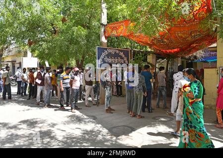 Beawar, Rajasthan, Inde, 10 mai 2021: Les gens font de longues files d'attente pour le test COVID-19 à l'hôpital gouvernemental Amrit Kaur pendant la deuxième vague d'épidémie de coronavirus, à Beawar. Lundi, le ministère de la Santé a signalé 366,161 nouvelles infections et 3,754 décès. Le nombre d’infections en Inde s’élève aujourd’hui à 22.66 millions, dont 246,116 000 morts. 80 médecins de l'hôpital Saroj de Delhi ont été testés positifs pour le coronavirus. Crédit : Sumit Saraswat/Alay Live News Banque D'Images