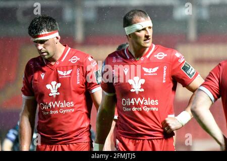 Llanelli, pays de Galles. 8 mai 2021. Lewis Rawlins de Scarlets (à gauche) et Aaron Shingler de Scarlets lors du match de la coupe arc-en-ciel Guinness PRO14 entre Scarlets et Osprey au Parc y Scarlets à Llanelli, pays de Galles, Royaume-Uni, le 8 mai 2021. Les stades sportifs du Royaume-Uni restent soumis à des restrictions strictes en raison de la pandémie du coronavirus, car les lois de distanciation sociale du gouvernement interdisent aux fans à l'intérieur des lieux, ce qui entraîne des matchs à huis clos. Crédit : Duncan Thomas/Majestic Media/Alay Live News. Banque D'Images