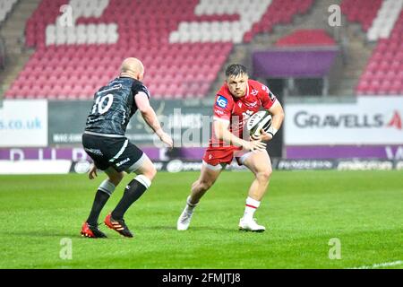 Llanelli, pays de Galles. 8 mai 2021. Steff Evans de Scarlets court avec le ballon pendant le match de la coupe Guinness PRO14 Rainbow entre Scarlets et Ospreys au parc y Scarlets à Llanelli, pays de Galles, Royaume-Uni le 8 mai 2021. Les stades sportifs du Royaume-Uni restent soumis à des restrictions strictes en raison de la pandémie du coronavirus, car les lois de distanciation sociale du gouvernement interdisent aux fans à l'intérieur des lieux, ce qui entraîne des matchs à huis clos. Crédit : Duncan Thomas/Majestic Media/Alay Live News. Banque D'Images