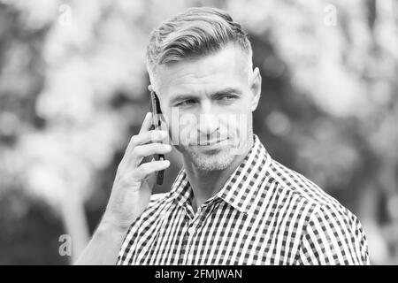 approche d'affaires. communication dans la vie moderne. agilité des affaires. mature unshaven homme chemise. homme parlant sur téléphone mobile extérieur. beau gars Banque D'Images