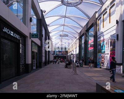 Friars Walk Centre commercial de Newport centre-ville de Ggent, recouvert de verre Pays de Galles du Sud Royaume-Uni avec fermeture du magasin Debenham Banque D'Images