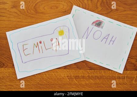 Wiesbaden, Allemagne. 10 mai 2021. ILLUSTRATION - 'Emilia' et 'Noah' sont écrits à l'écriture manuscrite des enfants sur deux morceaux de papier colorés. Ces noms étaient les premiers noms les plus souvent donnés aux nouveau-nés garçons (Noé) et filles (Emilia) en 2020. (À dpa 'Emilia et Noah ont été les noms de bébé les plus populaires en 2020') Credit: Annette Riedl/dpa/Alay Live News Banque D'Images