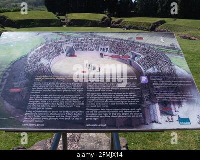 Panneau d'information Caerleon Roman Ampitheater ruines sud du pays de Galles géré par le Royaume-Uni Par CADW ruines d'un immense amphithéâtre taluant bancs pour s'asseoir 6000 spectateurs Banque D'Images