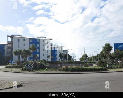 Vue sur les appartements à St Helier depuis le rond-point de High Street à Jersey sur les îles Anglo-Normandes. Banque D'Images