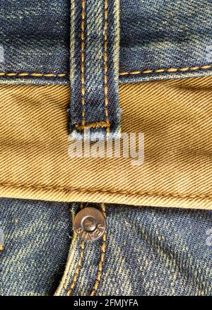 Gros plan d'une paire de jeans montrant la couture, une partie de la poche latérale et une boucle de ceinture Banque D'Images