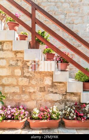 Croatie, Split, vieille ville. Partie de l'escalier d'une maison médiévale en pierre avec une balustrade en bois décorée de pots de fleurs. Vacances d'été en EUR Banque D'Images