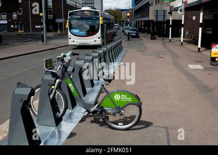 Location de vélos dans les West Midlands dans le centre-ville de Coventry, Royaume-Uni Banque D'Images