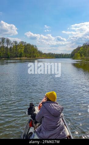 Kersdorf, Allemagne. 08 mai 2021. Une fille et un chien de la race Border Collie sont dans un canoë sur le Kersdorfer See. Le Kersdorfer See est une réserve naturelle située dans le quartier d'Oder-Spree. En été, l'eau est complètement couverte de nénuphars. Credit: Patrick Pleul/dpa-Zentralbild/ZB/dpa/Alay Live News Banque D'Images