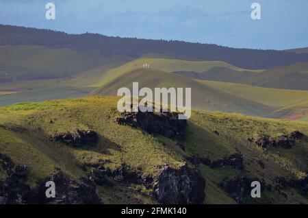 Trois petites croix blanches sur le sommet de la colline Vu du volcan Rano Kau à l'île de Pâques Banque D'Images