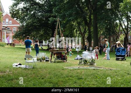 New York City, Etats-Unis - 24 juin 2018 : les gens profitent du festival sur Governors Island. Figment Festival Banque D'Images