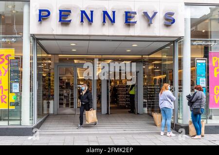 Cork, Irlande. 10 mai 2021. Le magasin de vêtements Penneys à Cork a rouvert ce matin, car les restrictions COVID-19 sont levées. Les clients de Penneys magasinent sur rendez-vous jusqu'au lundi prochain, date de réouverture complète du magasin. Crédit : AG News/Alay Live News Banque D'Images