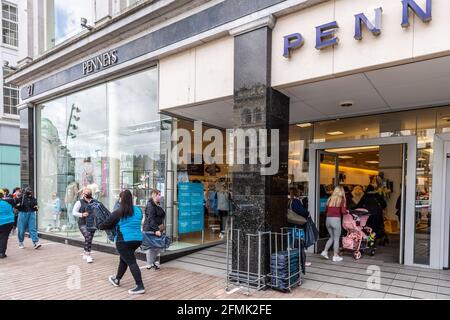 Cork, Irlande. 10 mai 2021. Le magasin de vêtements Penneys à Cork a rouvert ce matin, car les restrictions COVID-19 sont levées. Les clients de Penneys magasinent sur rendez-vous jusqu'au lundi prochain, date de réouverture complète du magasin. Crédit : AG News/Alay Live News Banque D'Images