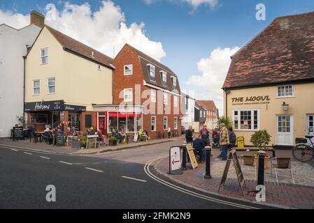 Ville de Manningtree, vue sur les personnes d'âge moyen socialisant à l'extérieur des cafés à Manningtree High Street, Essex, Angleterre, Royaume-Uni Banque D'Images