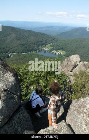 Blue Ridge Parkway de Virginie, États-Unis. Vue depuis Sharp Top, avec Abbott Lake vue dans la vallée. Banque D'Images