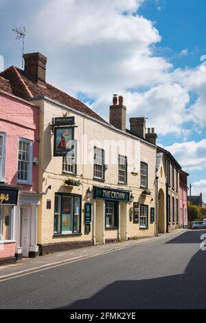 Pub Manningtree, vue sur le pub Crown à Manningtree High Street, Essex, Angleterre, Royaume-Uni Banque D'Images