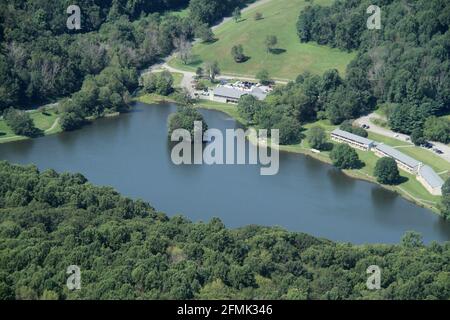 Blue Ridge Parkway de Virginie, États-Unis. Vue depuis Sharp Top, avec Abbott Lake vue dans la vallée. Banque D'Images