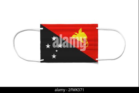 Drapeau de la Papouasie-Nouvelle-Guinée sur un masque chirurgical jetable. Arrière-plan blanc isolé Banque D'Images