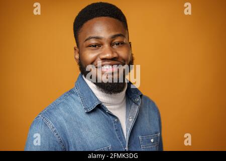 Portrait d'un jeune homme afro-américain beau sur fond jaune Banque D'Images