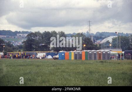 Bloc de toilettes multicolore au Glastonbury Festival 1998 Banque D'Images