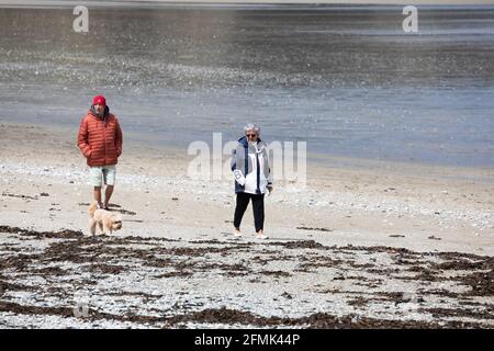 Portreath,Cornwall, 10 mai 2021, les gens dehors pour leur exercice quotidien sur la plage à marée basse à Portreath,Cornwall. Malgré le soleil, il y avait des vents violents de 43 km/h avec une température de 12C.Credit: Keith Larby/Alay Live News Banque D'Images
