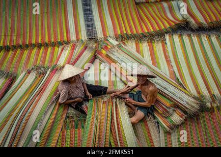 Vue de dessus de l'ancien amateur vietnamien artisan qui fabrique les tapis traditionnels du vietnam dans l'ancien village traditionnel à dinh yen, dong thap, vietnam, traditi Banque D'Images