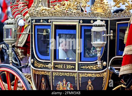 Photo du dossier datée du 18/11/2009 de la reine Elizabeth II quittant Buckingham Palace pour l'ouverture d'État du Parlement dans le centre de Londres. La Reine doit accomplir son premier grand devoir de cérémonie publique depuis le décès du duc d'Édimbourg, lorsqu'elle assiste mardi à l'ouverture réduite du Parlement par l'État Covid-Secure. Date de publication : lundi 10 mai 2021. Banque D'Images