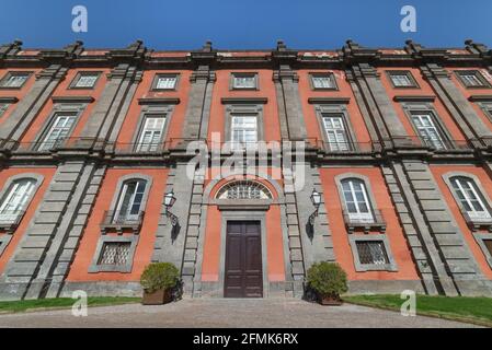 Naples - Italie - 23 février 2021 : extérieur du Palais Royal dans le parc de Capodimonte conçu par l'architecte en 1734 par Ferdinando Sanfelice Banque D'Images