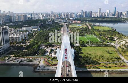 (210510) -- HAIKOU, 10 mai 2021 (Xinhua) -- une photo aérienne prise le 3 mai 2021 montre un pont à Haikou, capitale de la province de Hainan, au sud de la Chine. ALLER AVEC LES TITRES DE XINHUA DU 10 MAI 2021 (Xinhua/Yang Guanyu) Banque D'Images