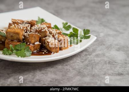 Tofu dans une sauce épicée au sésame. Banque D'Images