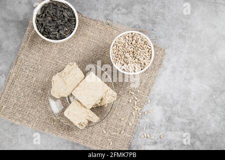 Vue de dessus d'une assiette avec dessert aux halva à base de graines de tournesol. Banque D'Images