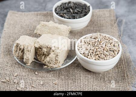 Une assiette avec un dessert de halva à base de graines de tournesol et de graines de tournesol sur une serviette. Banque D'Images