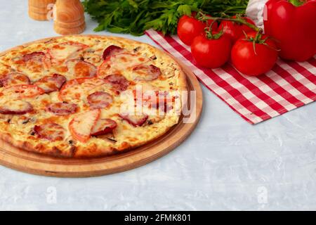 Pizza fraîchement cuite sur la table de près Banque D'Images