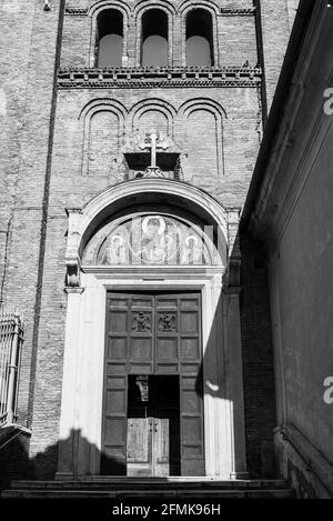 Photo en noir et blanc de l'entrée de l'église médiévale romaine Banque D'Images